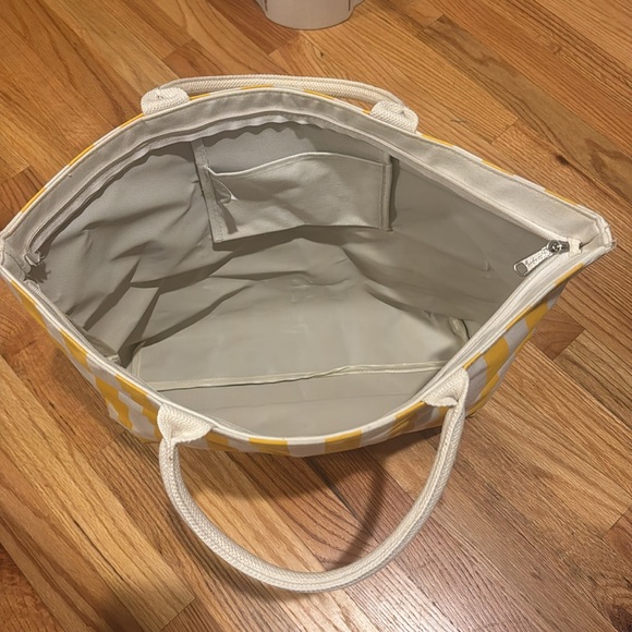 Giorgio Beverly Hills Yellow/White Striped Tote Bag - Picture 11 of 12